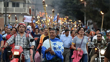 Miles de personas marchan pidiendo la dimisión del presidente Hernández Oposición Indignada pide la dimisión del presidente en Honduras